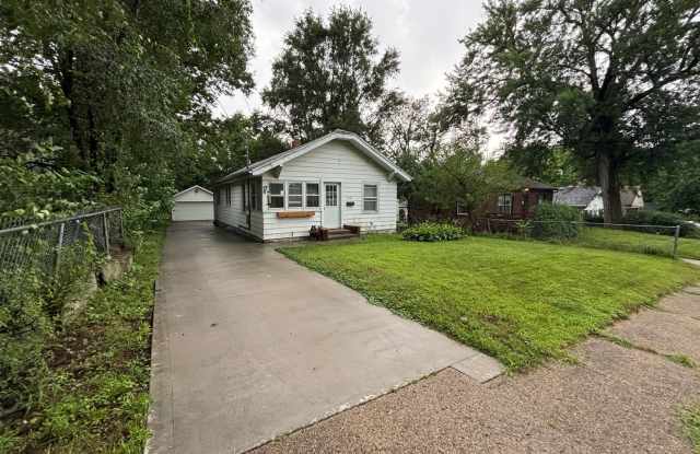 2 Bedroom, 1 Bathroom home with large garage photos photos