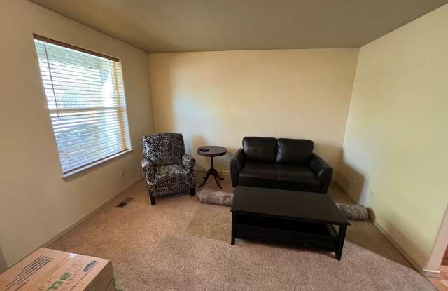 Cozy 3 Bed/2 Bath Home in NE Bend - Kristin Court Gallery 4