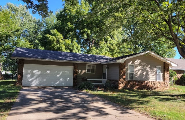 1005 E. Guinevere St. - 1005 East Guinevere Street, Springfield, MO 65807