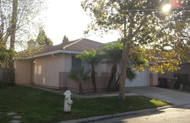 Solar electric home in the Laguna area of Elk Grove photos photos
