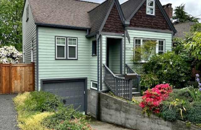 Spacious 4 Bedroom Home Minutes from Green Lake photos photos