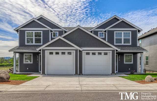 Two-Story Washougal Duplex with Garage & Private Backyard Gallery 1