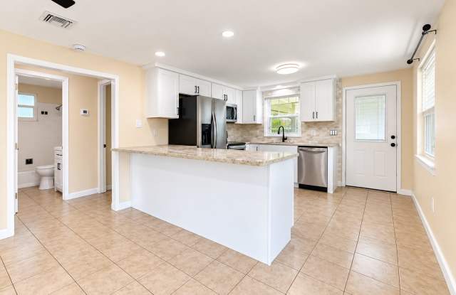 Beautifully Updated Home – Modern Kitchen, Garage & Huge Yard! Gallery 4
