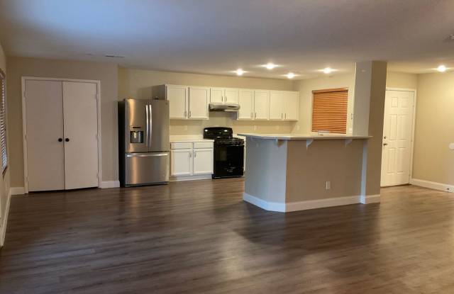 Great 1 home, 3brs, 2bth, 2cg Gallery 3