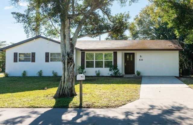 533 E Charlotte Avenue Gallery 1