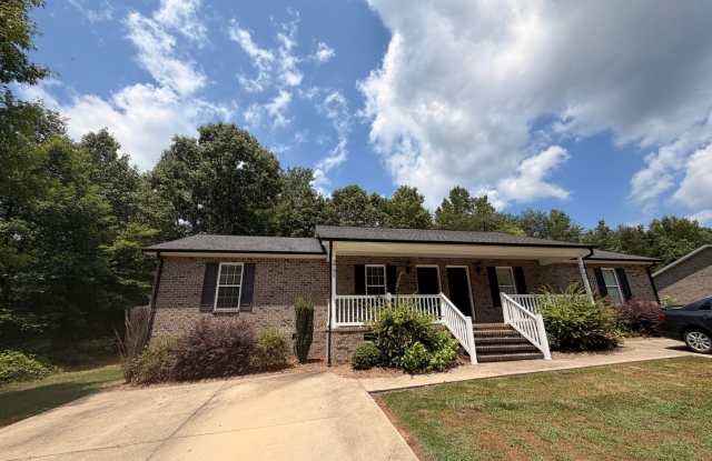 Available NOW- End Unit duplex conveniently located near 16/150 - close to Denver, NC. Gallery 3