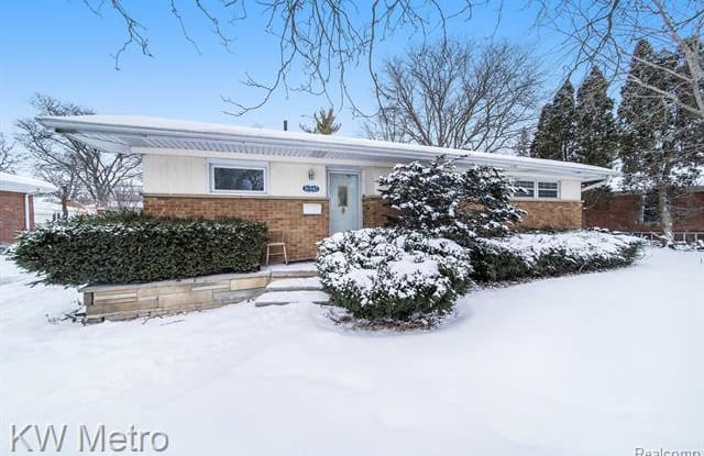 16940 W 13 MILE Road - 16940 West 13 Mile Road, Beverly Hills, MI 48025