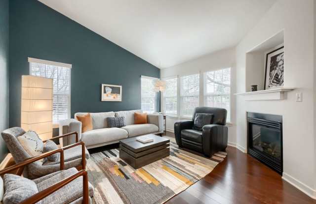2 BDR Gorgeous Updated Townhome with Huge Garden photos photos