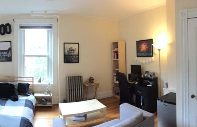 Good sized studio for 9/1 in a hot location! Gallery 3