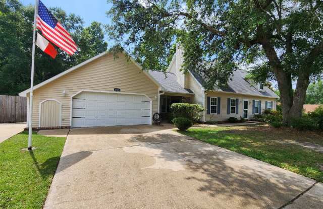 Charming Scenic Home with Spacious Yard - Perfect for Rent! photos photos