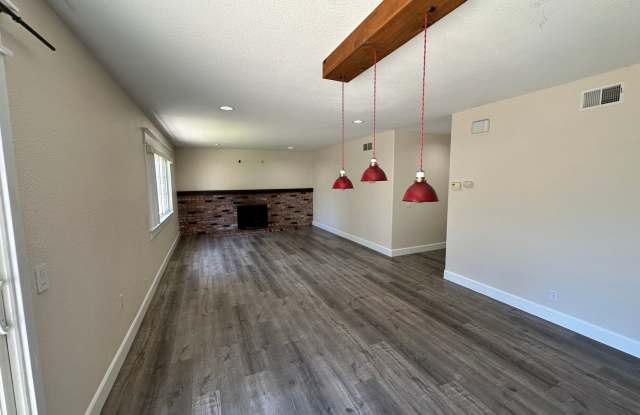 Costa Mesa Upgraded 4 bed 2 bath House in Prime location Gallery 4
