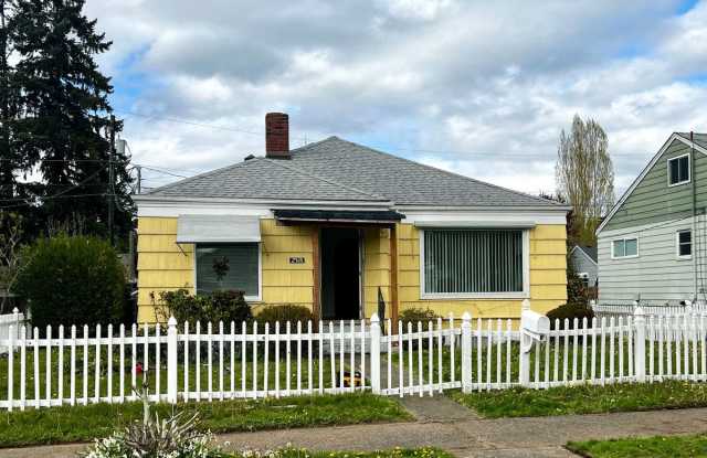 Home in Bremerton. - 2318 10th Street, Bremerton, WA 98312