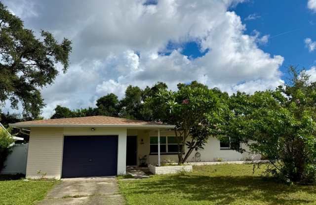 3/2/1 Single family home mins from the beach! BONUS ROOM Gallery 1