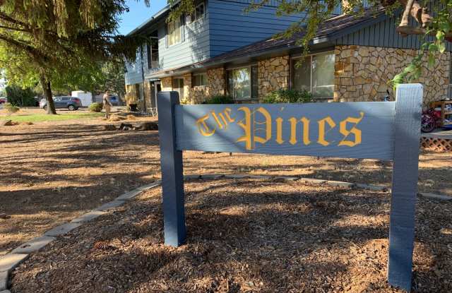 Charming Studio Unit Near Downtown Redmond - The Pines Apartments Gallery 2