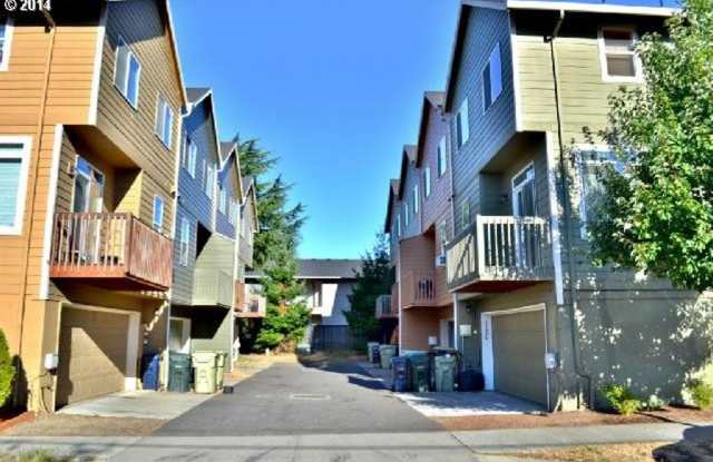 Bright Beaverton Townhome with Spacious Living Areas, Decorative Fireplace & Functional Kitchen Gallery 3