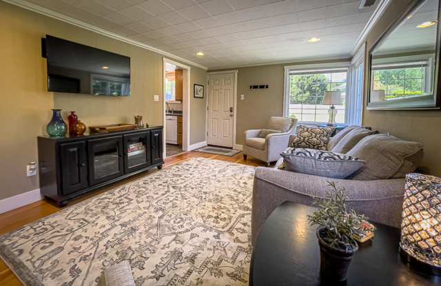 Kelsey's Cottage: Fully Furnished 2 bd/1ba Jacksonville Cottage, Large yard! $300 Utility Fee Gallery 4