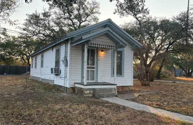 407 Paluxy Street Gallery 3