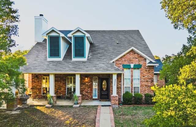 4 bedroom 2.5 bath on over 2 acres with inground pool Gallery 1