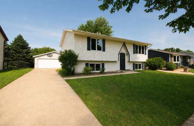 NW Rochester Split-Level with Vaulted Ceilings & Detached 2-Car Garage photos photos NW Rochester Split-Level with Vaulted Ceilings & Detached 2-Car Garage photos photos