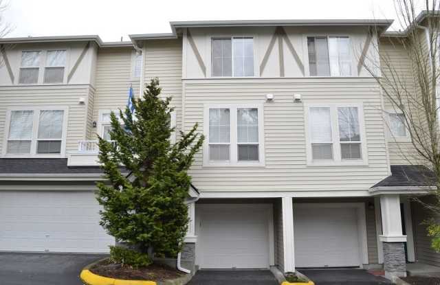 Lovely 3 story townhome in Klahanie neighborhood/Water included in rent - 4426 249th Terrace Southeast, Klahanie, WA 98029
