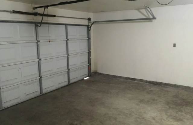 4005 Oaklawn St Gallery 2