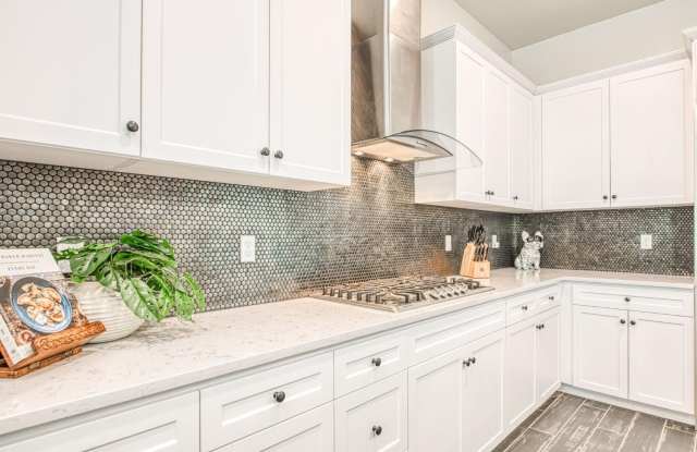 819 Pinnacle Drive W Gallery 2