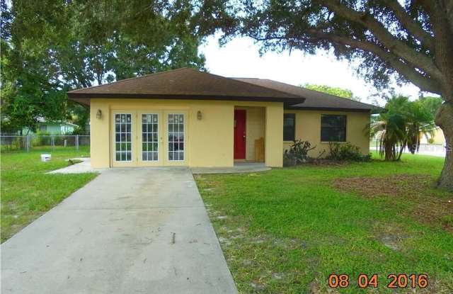 Spacious and well-located 3bed/ 2bath home available for rent in Sarasota, near 301, shopping, beaches, and more! Gallery 1