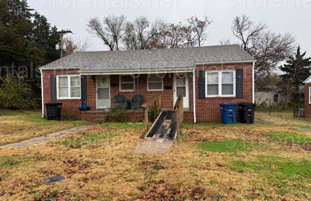 1 Bedroom duplex in Augusta, w/ Ramp! - 113 West Summit Avenue, Augusta, KS 67010 1 Bedroom duplex in Augusta, w/ Ramp! - 113 West Summit Avenue, Augusta, KS 67010