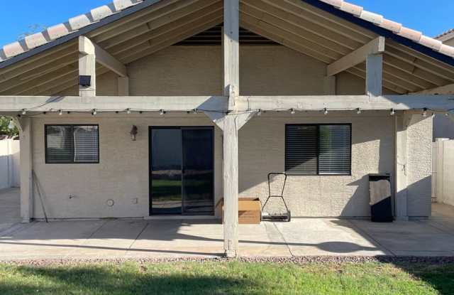 Lovely 3 Bedroom Home just minutes from Desert Ridge! Please call or text 480.340.6226 to schedule a tour! photos photos