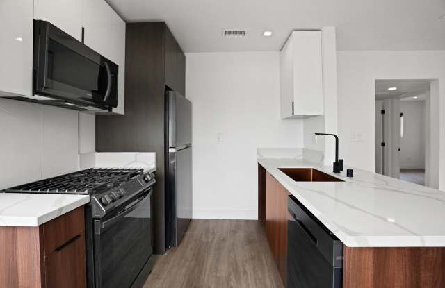 701 N Hill Place Apartments Gallery 1