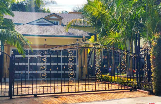 717 North DOHENY Drive Gallery 3