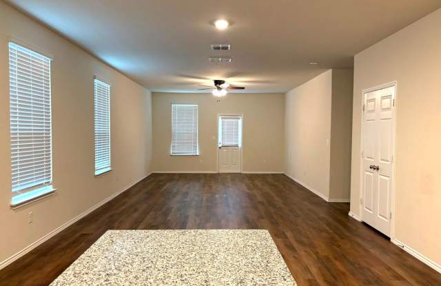 Open-Concept Living with Easy Access to I-10 & Loop 1604 Gallery 3