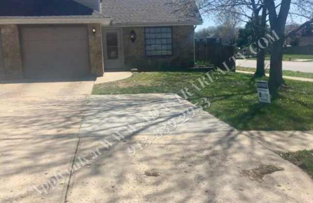 Beautiful 3 Bedroom Duplex in Olathe-Available in OCTOBER!! photos photos