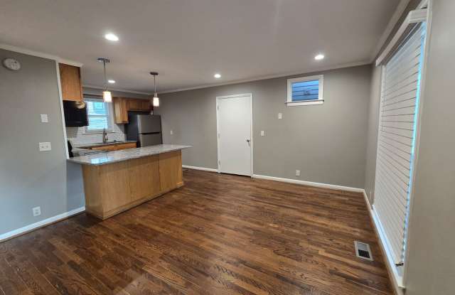 Charming 2 Bed 1 Bath Apartment | Hillsboro West-End Gallery 3