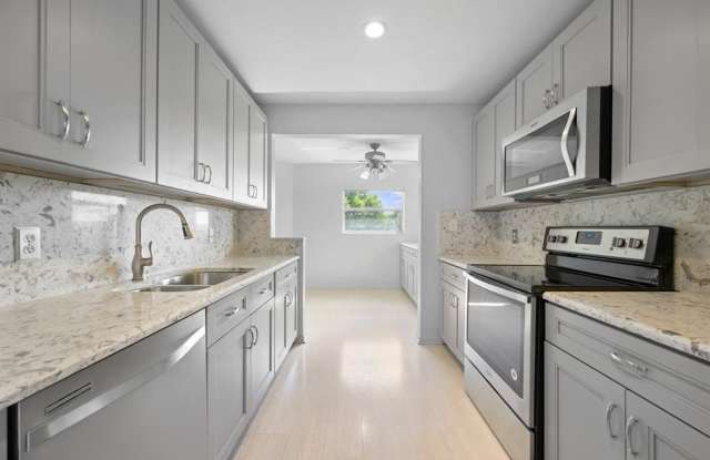 550 SW 137th Ave photos photos