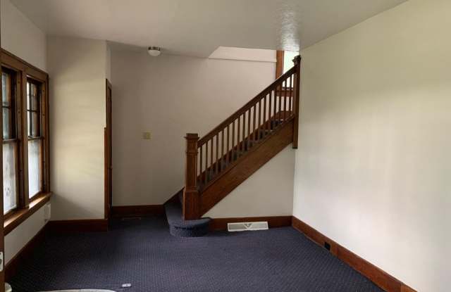Spacious Three Bedroom, 1 1/2 bath FOR RENT Gallery 3