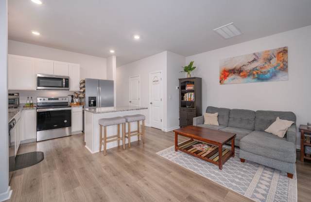 Bright 3-Bed End-Unit Townhome in Cedar Station with Modern Finishes & Private Outdoor Spaces Gallery 4