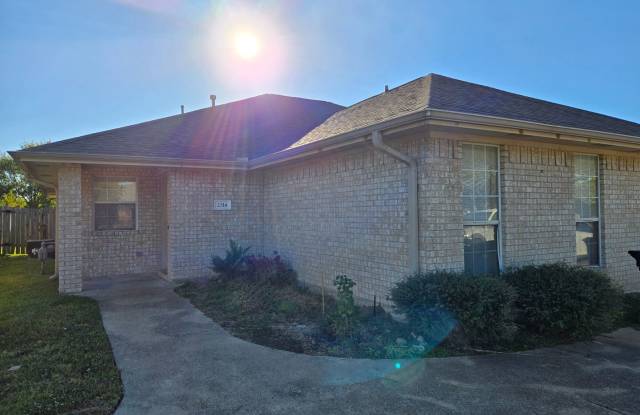 College Station - 3 Bedroom / 3 Bath duplex - Fenced in Yard. photos photos