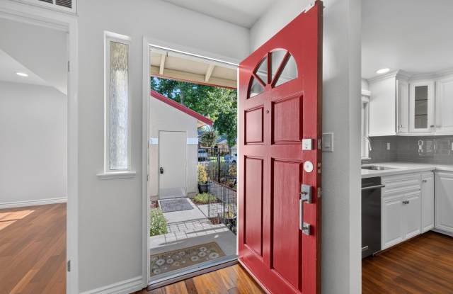 Peaceful Walnut Creek Townhome | 3 Bedrooms, Detached Garage & Community Pool! Gallery 3