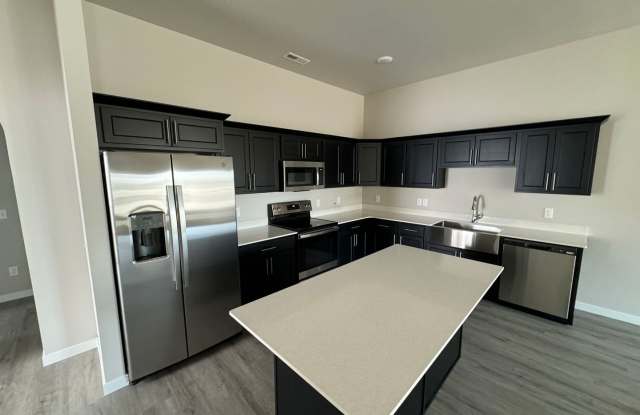 2 Bed | 2 Bath | 3 Stall Garage | Patio Twin-Home Gallery 3