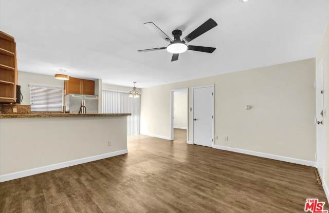 18530 Hatteras St Gallery 4