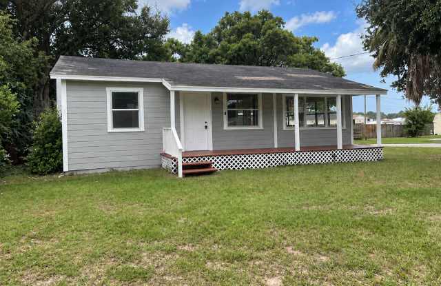 Charming 2BR/1BA Zephyrhills Home with Deck & Fenced Backyard Gallery 1