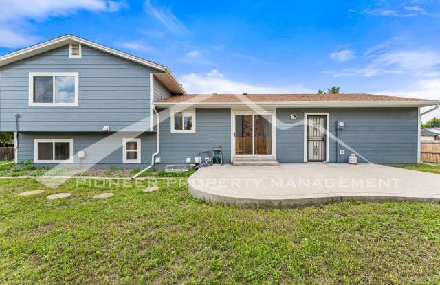 Beautiful Home with 2 Car Garage and Fenced Back Yard Gallery 3