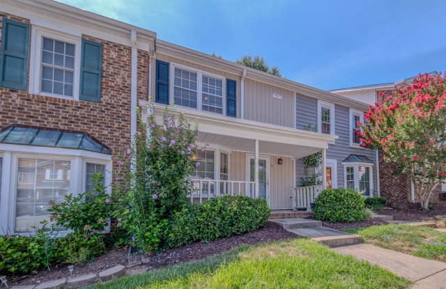 Freshly Updated 2 Bedroom Townhome with Fenced Outdoor Space – Convenient Greensboro Location photos photos