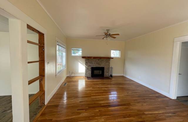 ALL UTILITIES INCLUDED - Country Home in the county on 1/2 Acre lot Gallery 3