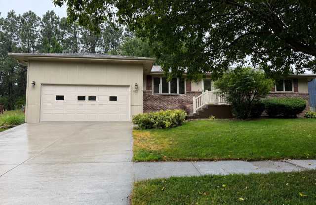 6 Bedroom, 3 Bath Home near Skyview Lake and Bel-Air School. photos photos