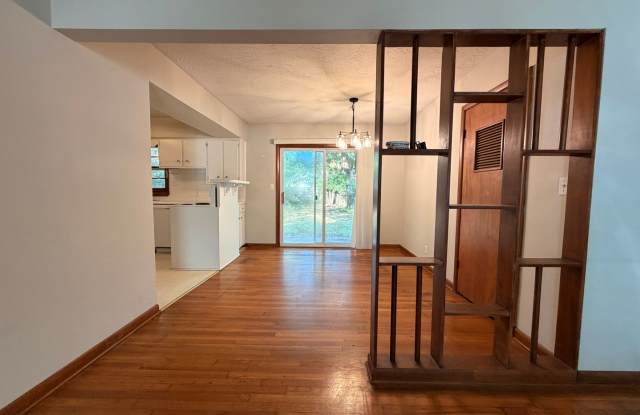 3-Bed, 1-Bath in Oak Grove Neighborhood. + Garage, fenced in backyard, Washer/Dryer Hookups Gallery 4