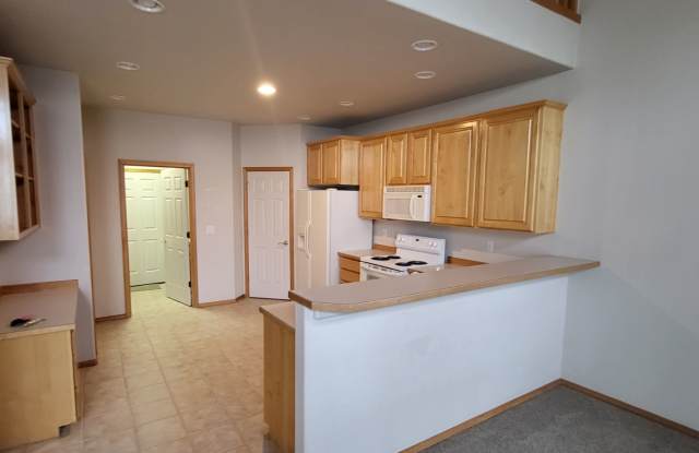 4 Bed 3.5 Bath - Eagle Crest - Two Car Garage-On Golf Course-Partially Furnished Gallery 3