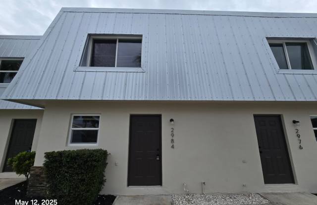 This impressive two-bedroom, one-and-a-half-bathroom triplex residence is situated near Golden Gate, photos photos