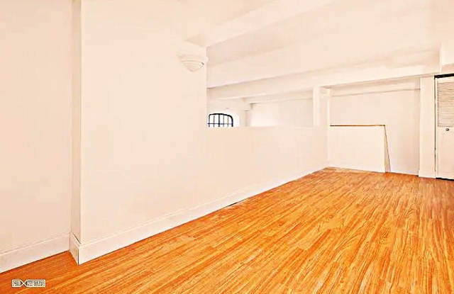 555 Washington Avenue Gallery 4